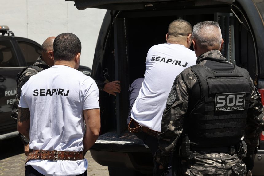 Governo estadual solicitou transferência de dez detentos acusados de liderar o Comando Vermelho; sete deles foram escoltados até o Galeão nesta quarta (12)