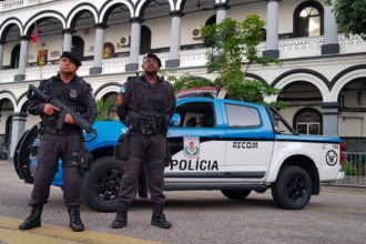 Governador Cláudio Castro suspende cessão e troca de servidores das forças de segurança até fevereiro de 2026.