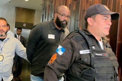 O suspeito também teria tentado aplicar o mesmo golpe em outros parlamentares