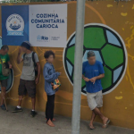 Fila para pegar comida na Cozinha Comunitária da Tijuca - Foto: Reprodução/Google Maps
