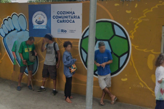 Fila para pegar comida na Cozinha Comunitária da Tijuca - Foto: Reprodução/Google Maps