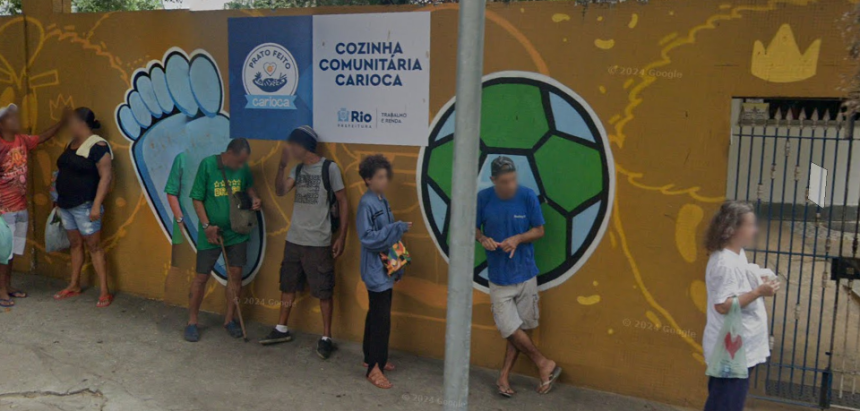 Fila para pegar comida na Cozinha Comunitária da Tijuca - Foto: Reprodução/Google Maps