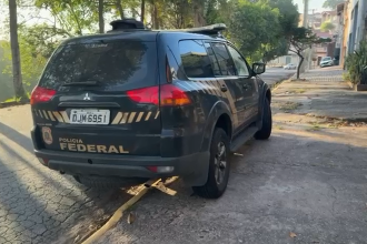 Agentes cumprem mandados no Rio e em SP; quadrilha invadia contas do Caixa Tem- Foto: Reprodução/Polícia Federal