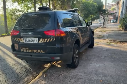 Agentes cumprem mandados no Rio e em SP; quadrilha invadia contas do Caixa Tem- Foto: Reprodução/Polícia Federal