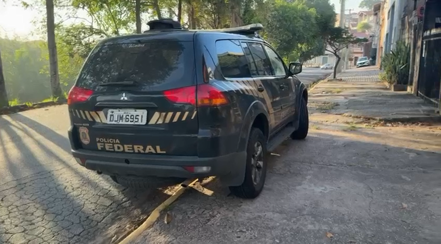Agentes cumprem mandados no Rio e em SP; quadrilha invadia contas do Caixa Tem- Foto: Reprodução/Polícia Federal
