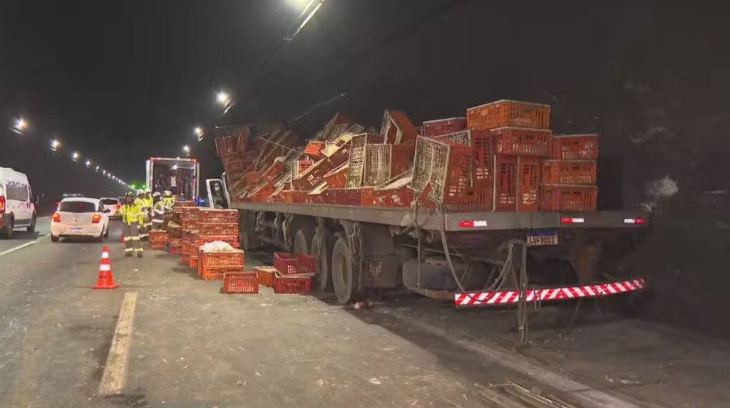 Incêndio em ônibus, galinhas, colisão; acidentes em três túneis deixam trânsito caótico no Rio nesta quinta (06) 63 Trânsito na Linha Amarela ficou congestionado após queda de caminhão - Foto: Reprodução/TV Globo