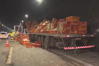 Trânsito na Linha Amarela ficou congestionado após queda de caminhão - Foto: Reprodução/TV Globo