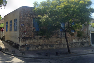 Em apenas dois dias de campanha, quase 50 imóveis abandonados, como este casarão em Santa Cruz, foram denunciados pela população - Foto: Reprodução / Google Maps