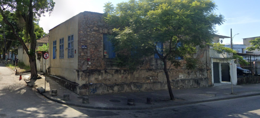 Em apenas dois dias de campanha, quase 50 imóveis abandonados, como este casarão em Santa Cruz, foram denunciados pela população - Foto: Reprodução / Google Maps