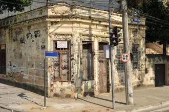 Em apenas dois dias de campanha, quase 50 imóveis abandonados, como este casarão em Santa Cruz, foram denunciados pela população.