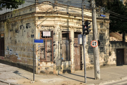 Em apenas dois dias de campanha, quase 50 imóveis abandonados, como este casarão em Santa Cruz, foram denunciados pela população.