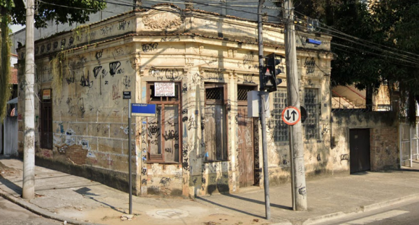 Em apenas dois dias de campanha, quase 50 imóveis abandonados, como este casarão em Santa Cruz, foram denunciados pela população.