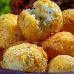 Tradicional bolinho de bacalhau do Cadeg será vendido com 50% de desconto nesta quarta (12); veja onde aproveitar