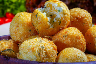 Tradicional bolinho de bacalhau do Cadeg será vendido com 50% de desconto nesta quarta (12); veja onde aproveitar