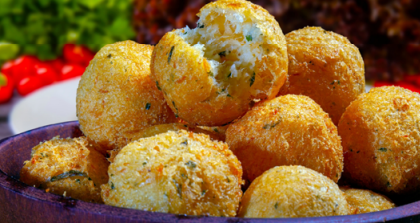 Tradicional bolinho de bacalhau do Cadeg será vendido com 50% de desconto nesta quarta (12); veja onde aproveitar