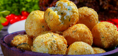 Tradicional bolinho de bacalhau do Cadeg será vendido com 50% de desconto nesta quarta (12); veja onde aproveitar