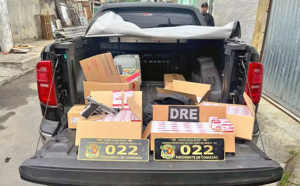 Arma de fogo registrada em outro nome e medicamentos controlados foram apreendidos com parlamentar meritiense - Foto: Reprodução