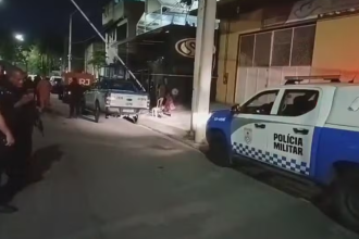 Agentes foram acionados e encontraram corpos em salão de festa após confronto entre facções por domínio do tráfico local