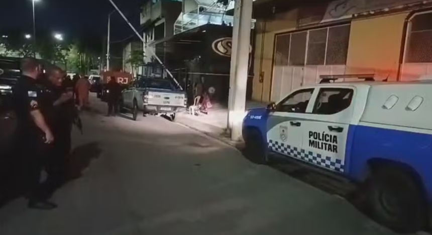 Agentes foram acionados e encontraram corpos em salão de festa após confronto entre facções por domínio do tráfico local