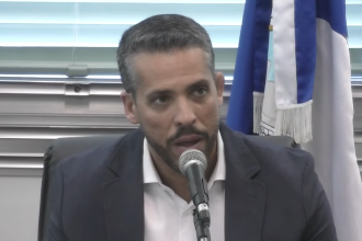 Rodrigo Amorim pressiona para incluir na lista de venda o imóvel do Grupo Tortura Nunca Mais, afirmando que a medida serviria como “exemplo pedagógico” contra entidades semelhantes.