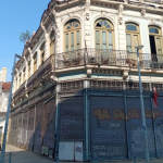 Casarão centenário na Rua Teatro, que abrigou Dancing Eldorado, famoso no século 19: leilão de imóveis para recuperar área degrada do Centro do Rio (Foto: Oscar Valporto)