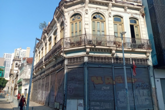 Casarão centenário na Rua Teatro, que abrigou Dancing Eldorado, famoso no século 19: leilão de imóveis para recuperar área degrada do Centro do Rio (Foto: Oscar Valporto)