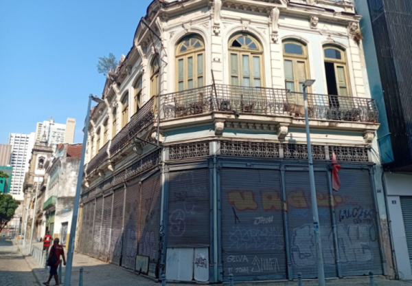 Casarão centenário na Rua Teatro, que abrigou Dancing Eldorado, famoso no século 19: leilão de imóveis para recuperar área degrada do Centro do Rio (Foto: Oscar Valporto)