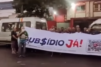 Motoristas de vans realizaram manifestação na Av. Brasil no início do dia - Foto: Reprodução/Redes Sociais