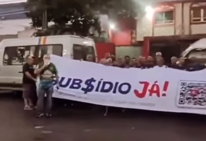 Motoristas de vans realizaram manifestação na Av. Brasil no início do dia - Foto: Reprodução/Redes Sociais