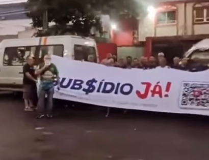 Motoristas de vans realizaram manifestação na Av. Brasil no início do dia - Foto: Reprodução/Redes Sociais