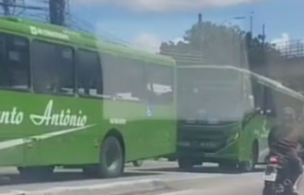 Ônibus sequestrados por criminosos foram usados como barricadas - Foto: Reprodução/Redes Sociais