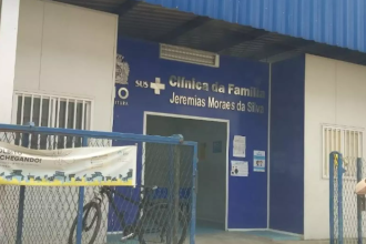 Criança foi internada na Clínica da Família Jeremias Moraes da Silva, na Maré - Foto: Reprodução/Google Maps