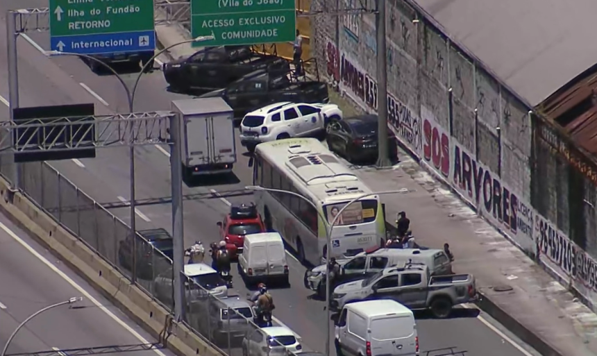 Linha Amarela voltou a ser fechada por volta das 12h15 por conta de confronto - Foto: Reprodução/TV Globo