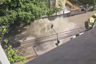 Tubulação estourou por volta das 9h; acesso pela Praia de Botafogo ficou fechado