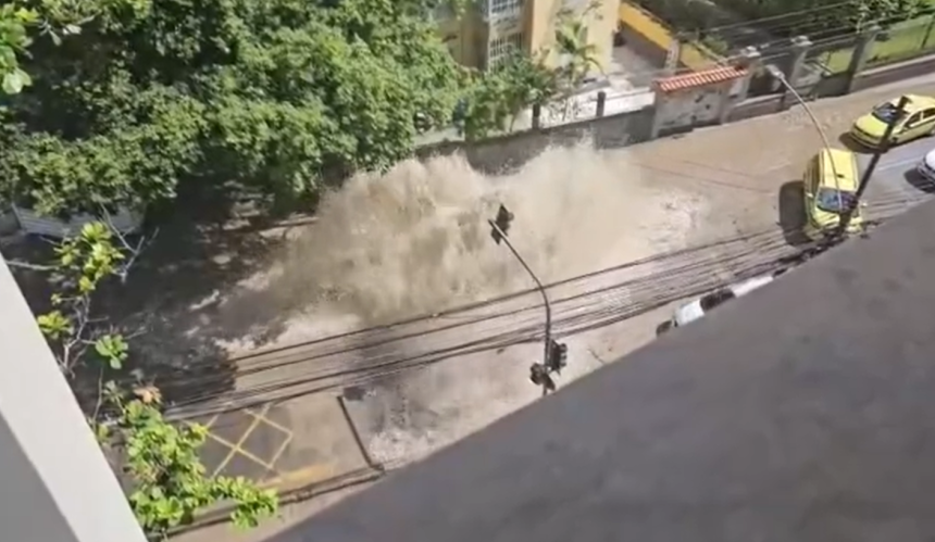 Tubulação estourou por volta das 9h; acesso pela Praia de Botafogo ficou fechado