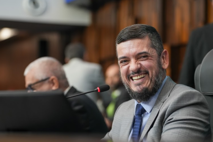 Rodrigo Bacellar durante sessão da Alerj: presidente da casa prepara agenda que reunirá até 92 prefeitos. - Foto: Thiago Lontra/Alerj