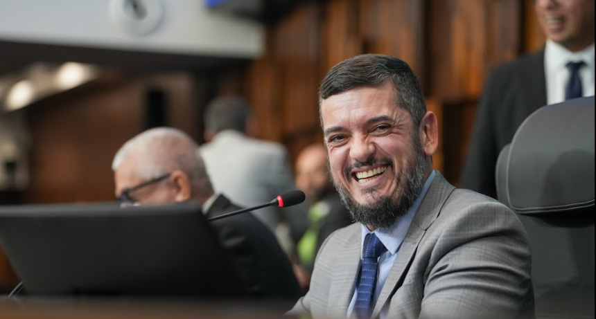 Rodrigo Bacellar durante sessão da Alerj: presidente da casa prepara agenda que reunirá até 92 prefeitos. - Foto: Thiago Lontra/Alerj