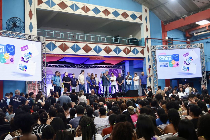 Prefeitura entrega 2,3 mil cartões da Primeira Infância Carioca a famílias da Zona Oeste