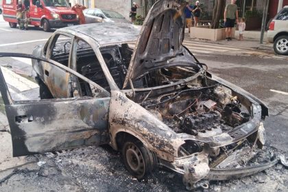 Carro pega fogo e complica o trânsito na Rua Senador Vergueiro, no Flamengo