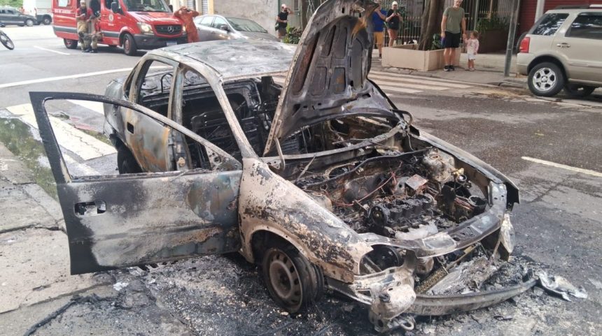 Carro pega fogo e complica o trânsito na Rua Senador Vergueiro, no Flamengo