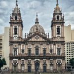 Igreja da Candelária com nuvens carregadas ao fundo