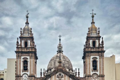 Igreja da Candelária com nuvens carregadas ao fundo