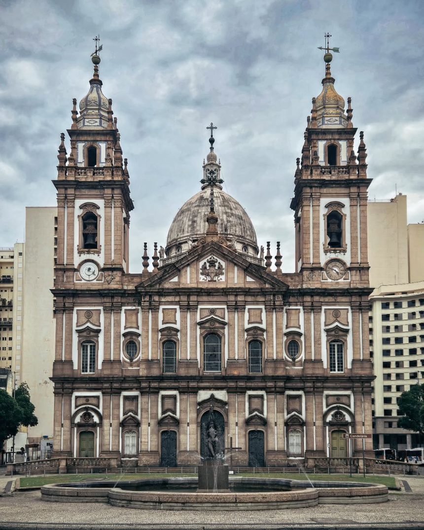 Igreja da Candelária com nuvens carregadas ao fundo
