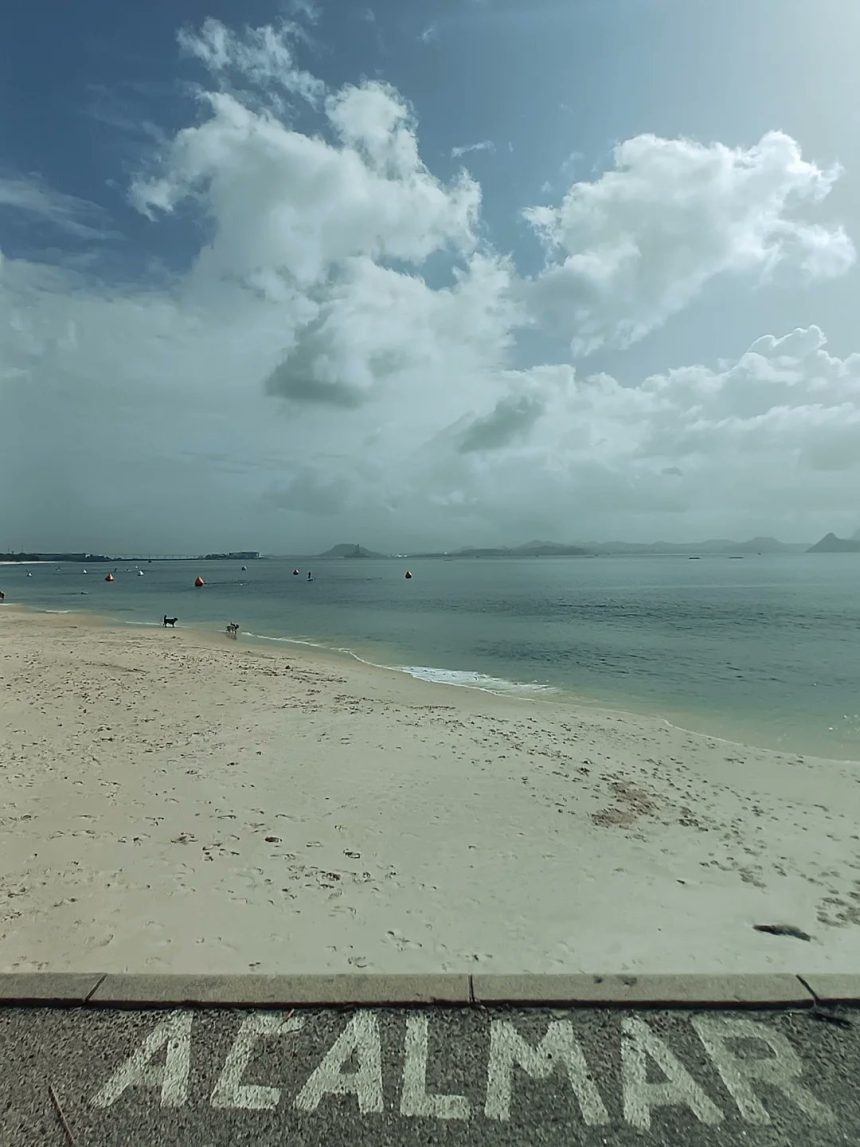 Mar e nuvens na Praia do Flamengo