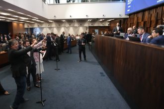Plenário da Alerj durante o debate do orçamento de 2026; deputados discutem a adesão do Rio ao Propag