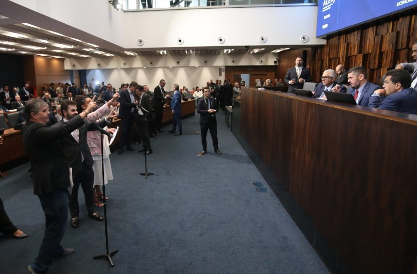 Plenário da Alerj durante o debate do orçamento de 2026; deputados discutem a adesão do Rio ao Propag