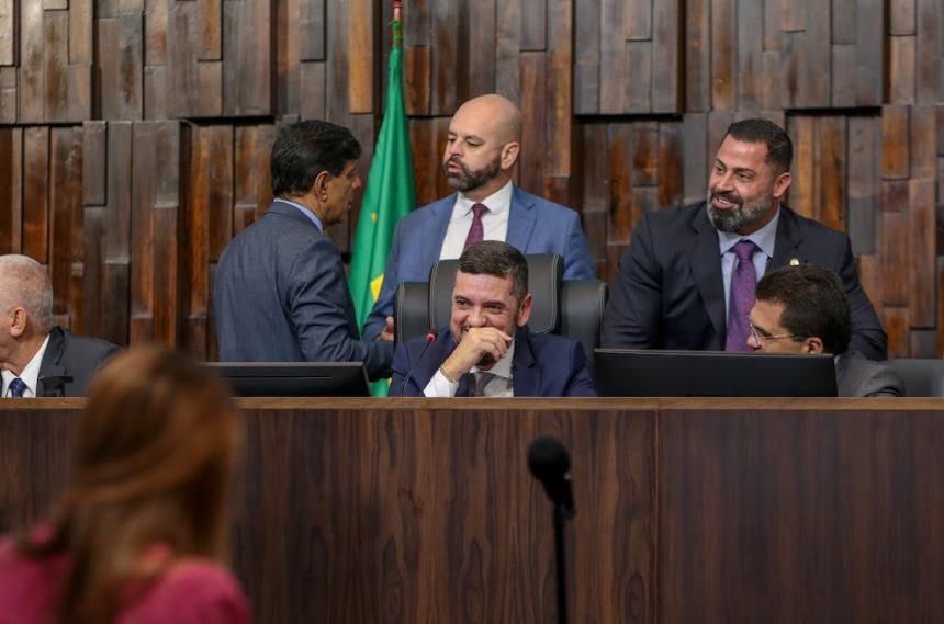 Entre medalhas e vetos, Bacellar marcou cafézinho com parlamentares para fechar pendências antes do recesso