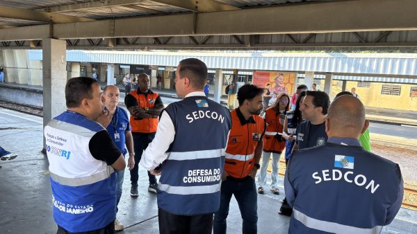 Sedcon, Procon e Agetransp encontram falhas na operação da Supervia 48 Fiscais da SEDCON, do Procon e da AGETRANSP atuam na estação de Deodoro