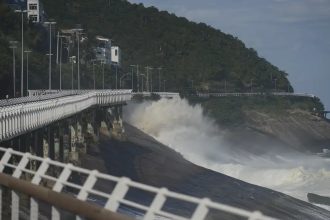A Avenida Niemeyer e ciclovia serão fechadas por risco de ressaca no Rio.