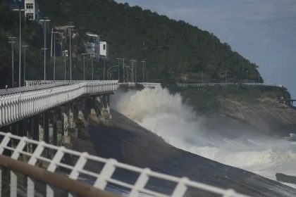 A Avenida Niemeyer e ciclovia serão fechadas por risco de ressaca no Rio.